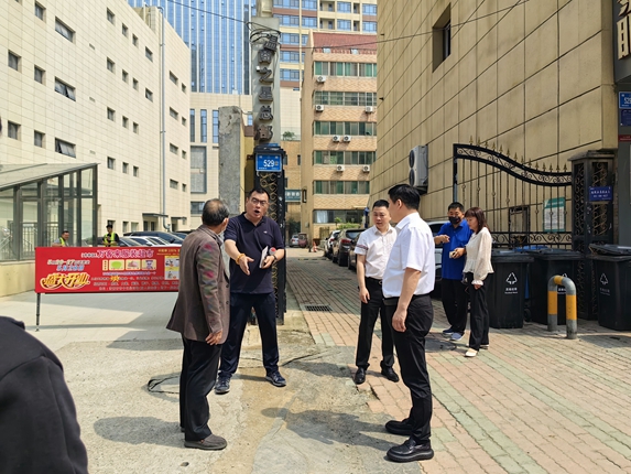 西市场街道华联社区与共建单位山东路港置业有限公司“商量”舜亿园破损路面、墙面修缮方案