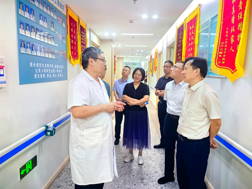 韩军到西市场街道走访调研