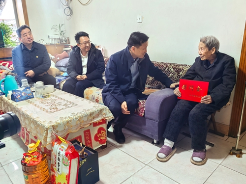 韩军到南辛庄街道走访慰问困难党员